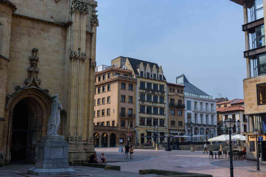 Oviedo 005 - plaza de la Catedral.jpg